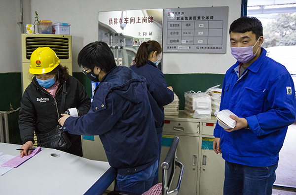 14  為了方便職工，現場進行刷卡.jpg