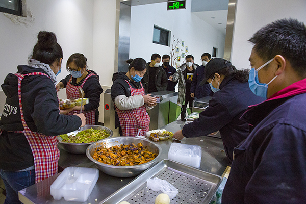 16  除了現場不能來的送飯以外，還保證職工到食堂來買飯.jpg
