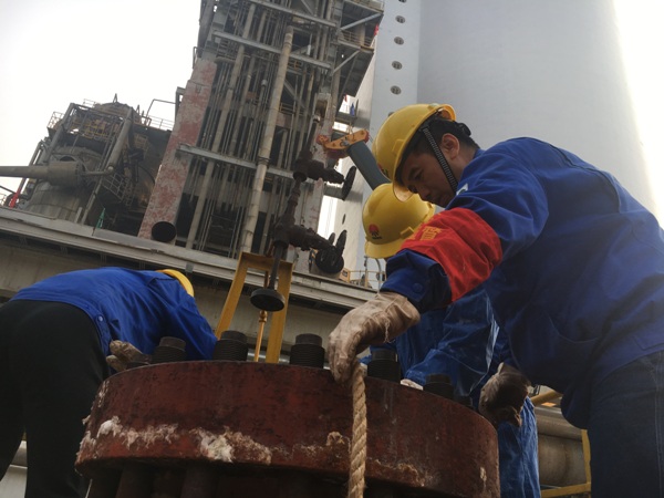 尿素車間脫氫系統催化劑掏出即將完成.jpg