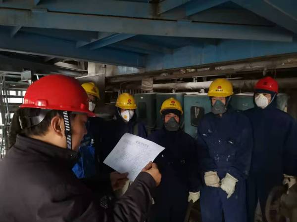 2號鍋爐給水臺爐膛入口處進行受限空間作業前培訓（孟力攝[1].jpg
