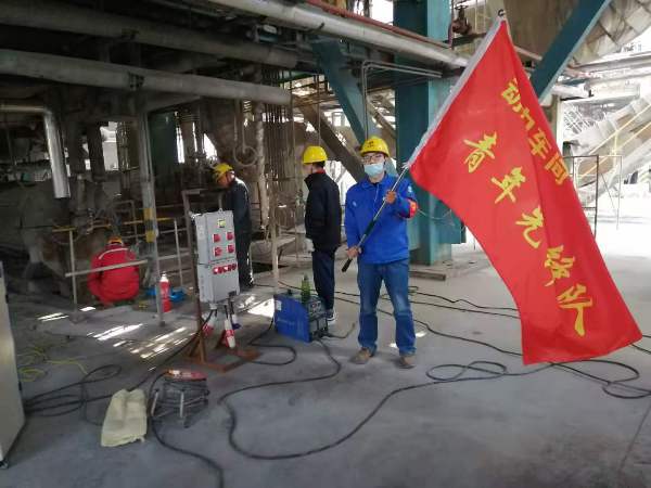 動力車間大修剛開始時，在3號爐零米，青工從車間領回青年先鋒隊隊旗（魏高強攝[1].jpg