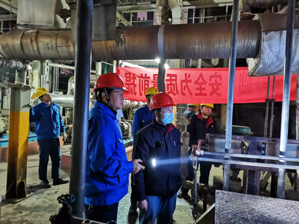 車間工藝、設(shè)備副主任到現(xiàn)場指導倒泵操作00（孟力攝.jpg