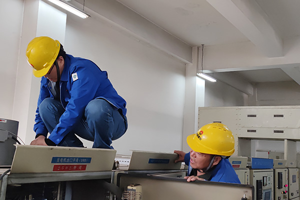 王宏和張滿君處理發電機開關柜3.jpg