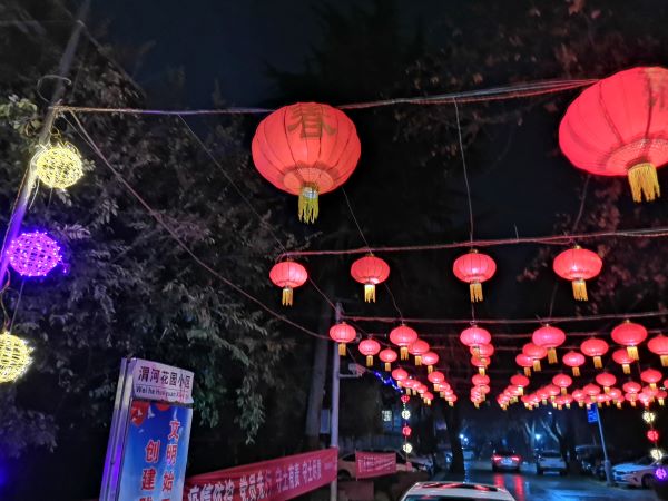 夜晚的小區門口.jpg