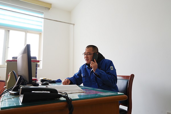 倉庫管理員正在協調裝運人員.jpg