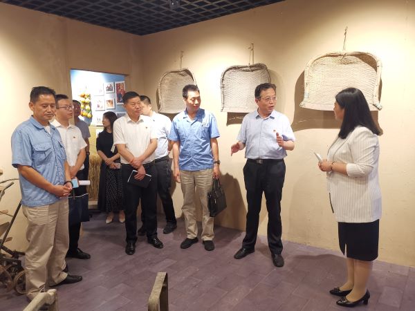 渭化集團(tuán)黨委副書(shū)記、董事、工會(huì)主席馮曉宏在五星村調(diào)研鄉(xiāng)村振興工作，參觀村史館3.jpg