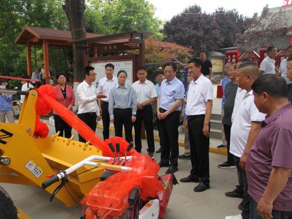邀請(qǐng)幫扶單位渭化集團(tuán)到村贈(zèng)送旋耕機(jī)、鏟車(chē)、大蔥開(kāi)溝機(jī)、高壓水泵4.jpg