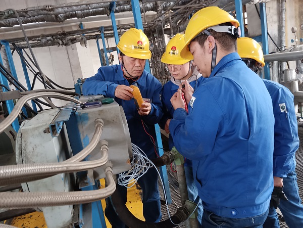 3月27日，郭凱、張桂芳、王國棟在二期氨壓機更換前置器檢維修工作.jpg