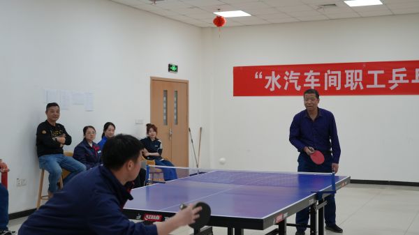 3月30日，舉行男子單打比賽。管理組李戰峰和運行三班王迪巔峰對決。.jpg