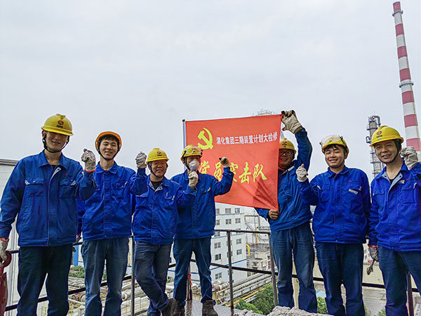 5月11日，動力車間三期工藝除氧器更換填料，黨員突擊隊隊員在除氧器平臺合影.jpg