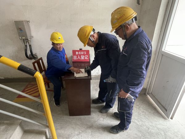 5.12上午，行政保衛部在重點部位三期機組進行進入人員登記.jpg