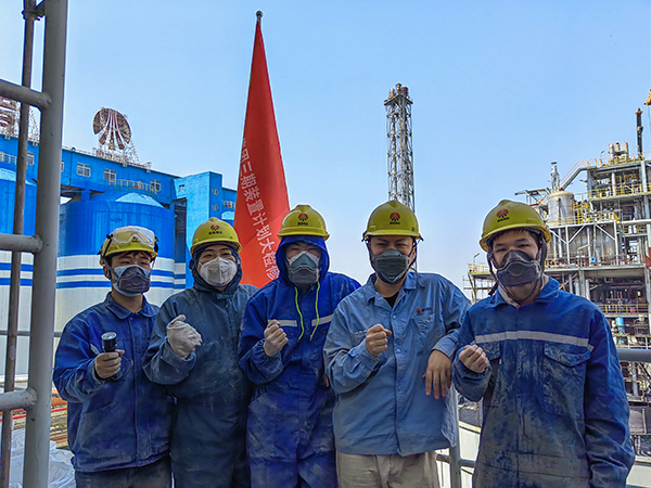 5月12日，動力車間三期脫硫塔灰斗平臺，青年先鋒隊清理脫硫塔灰斗內積灰，在休息時合影.jpg