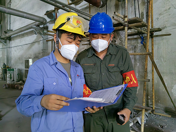 5月21日，安全監督員張樂在三期泵房檢查安全作業情況.jpg