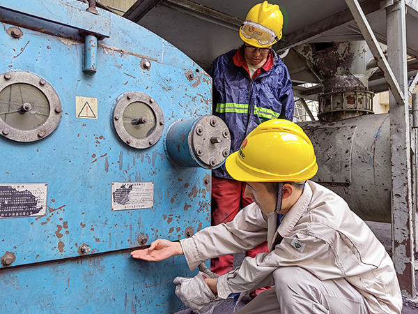 5月16日，動力車間三期給煤機，屈豪正在檢查給煤機的復位情況.jpg