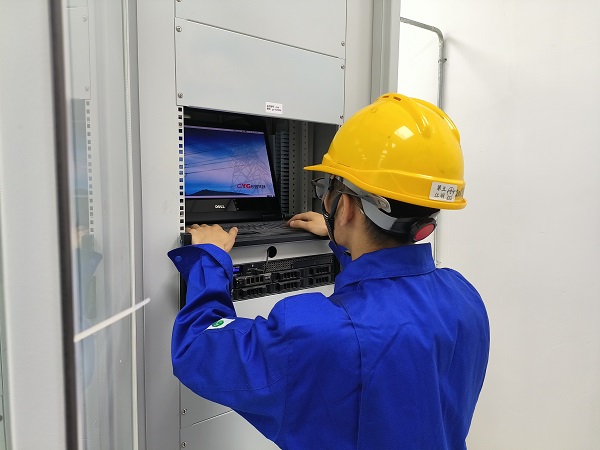 5月25日，計控電儀分部運行員工在檢查微機五防操作系統是否流暢。.jpg