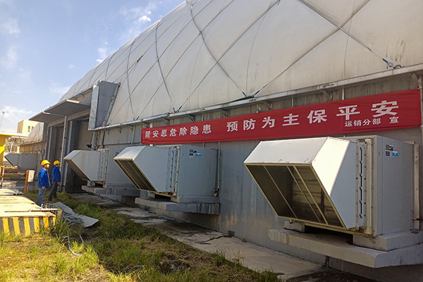 6月7日，運銷分部，張海波、曹侃、李智民等人員，在氣膜棚排查隱患運銷分部 伍思盈 攝.jpg