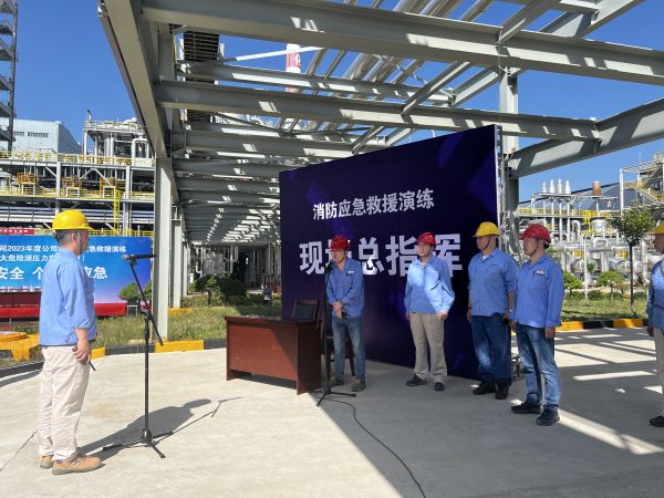 向應急總指揮匯報現場情況.jpg