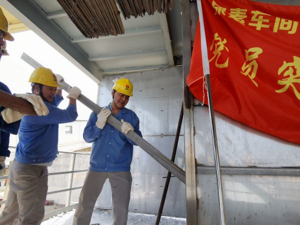 5月初，尿素車間技術員殷聯剛清理粒子冷卻器.jpg
