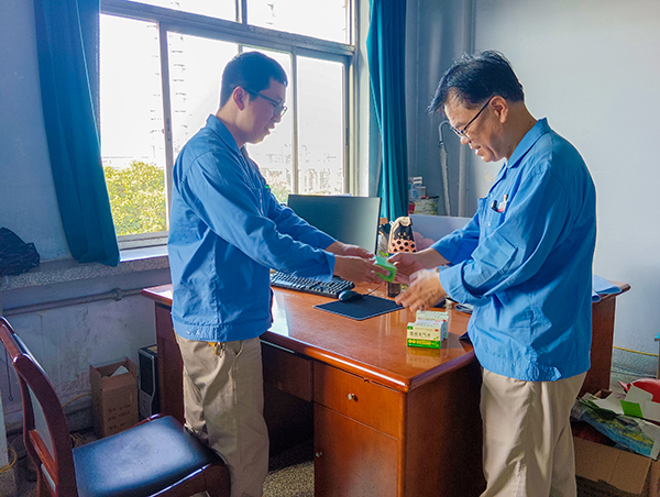 7月3日，計控電儀部安全員黃建容為各班段站發放防暑降溫用品.jpg