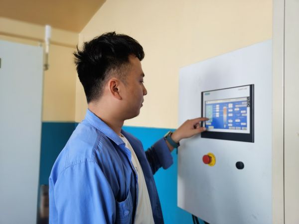7月26日，尿素車間化工四班于堯對粒子冷卻器運行工況進行調整.jpg