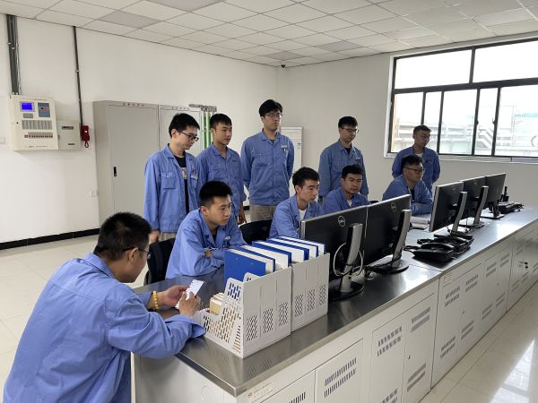 開展班前會議，強調降本增效需要從身邊的小事做起。.jpg