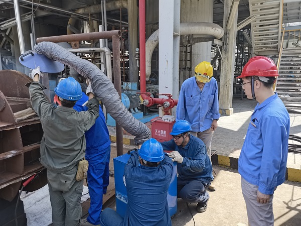 李蕾現場檢查安全環保工具是否正確使用.jpg