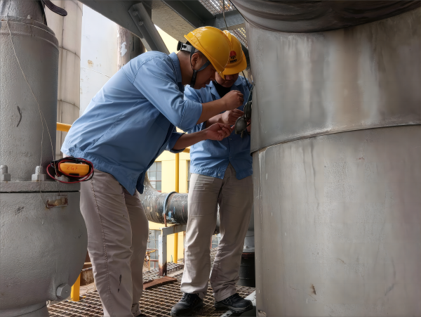 9月21日，張小鵬和呂鵬在一期空分現場分子篩上進行溫度檢維修作業(1)(1).png