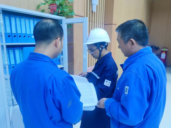 9月27日，交叉檢查組查看崗位人員安全操作規程.jpg