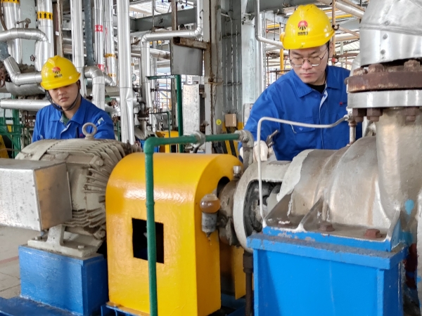 10月4日下午16：00，化工一班周帥王浩南檢查GA503B運行情況.jpg