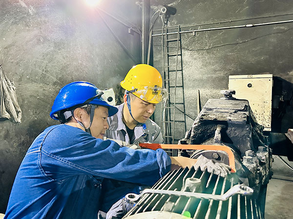 10月9日檢修人員在卸煤系統1#帶減速機拆卸螺栓.jpg
