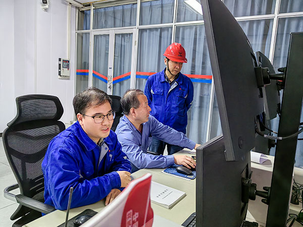 9日上午，動力車間主任姜軍虎和技術員陳健在三期中控室指導5號鍋爐停爐作業.jpg
