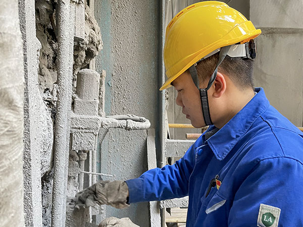 2.檢修現場的張建國.jpg