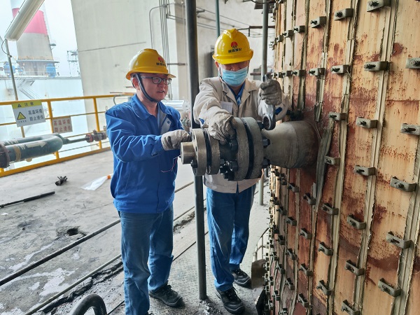 一上午的時間，三個人完成了7號氣化爐兩個高溫熱電偶、閥門、流量計法蘭、壓力表等儀表設備的拆檢，備件更新、回裝工作，保障了三期裝置的正常、平穩、高效運行。.jpg