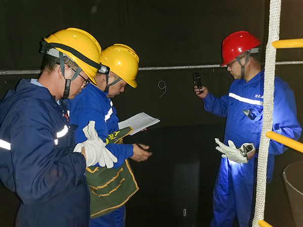 10月13日下午，尿素車間、生產部、修造部人員在合成塔內檢查.jpg