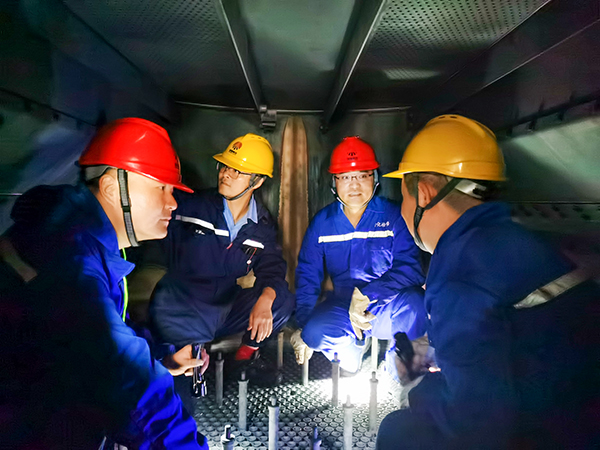 10月13日下午，尿素車間、生產部、修造部人員在汽提塔內檢查2.jpg