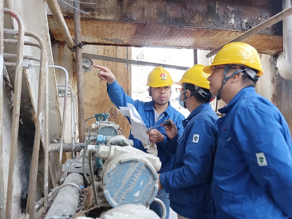 10月13日，一期空分現場，空分尿素工段人員在檢查更換儀表，核對儀表參數.jpg