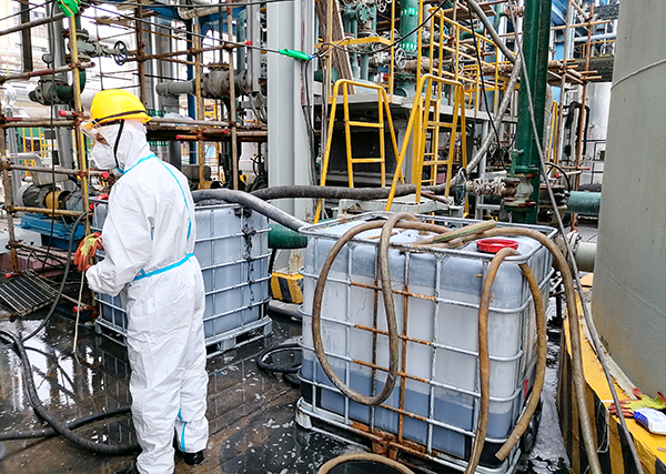 10月16日，現場人員正在對灰水管線進行化洗.jpg