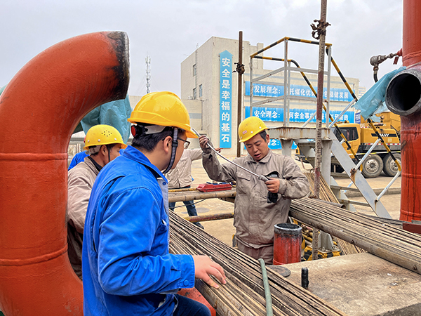 10月17日，合成操作人員王少峰監護清理焊渣工作.jpg