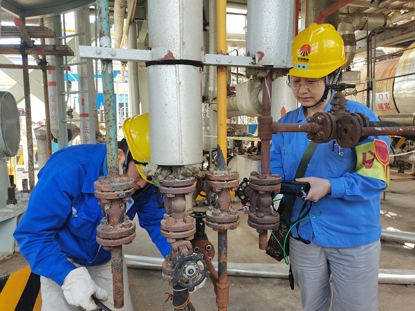 10.18質檢女工在檢修現場.jpg