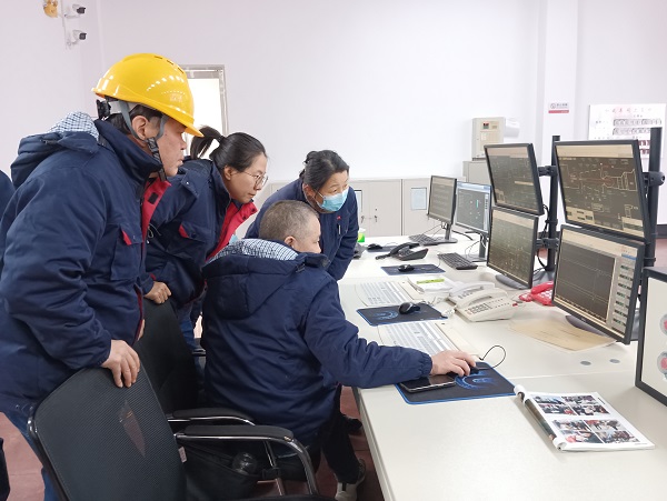 12月15日，計(jì)控電儀部主任工程師馬曉華，空分尿素工段段長(zhǎng)郭凱等人在一期檢查處理空壓機(jī)導(dǎo)葉閥故障.jpg