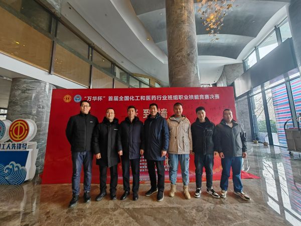 副總經(jīng)理趙強(qiáng)、工會(huì)副主席李景忠、合成車間主任王東亮與參賽隊(duì)員在決賽前夕合影留念2.jpg