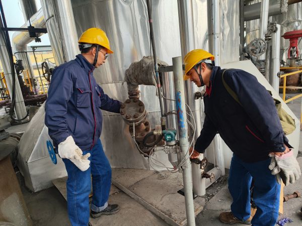 2月2日，計(jì)控電儀部李勝忠和胡含朗正在檢查氣化爐流量變送器的伴熱保溫情況.jpg