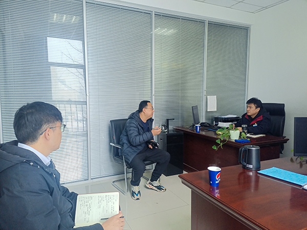 2月23日，運銷分部，曹侃、伍思盈人員，在分部辦公室對標交流。運銷分部 伍思盈 攝.jpg