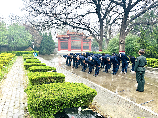 4月2日下午，渭化集團組織黨員代表、團員青年代表走進渭南市臨渭區王尚德烈士陵園，開展清明節祭掃活動。烈士紀念碑前默哀鞠躬.JPG