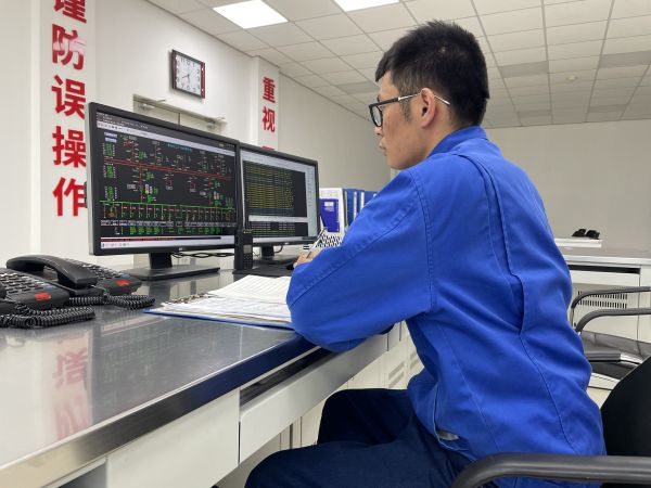 電儀分部員工第五江明調整線路功率因素來節約電能.jpg
