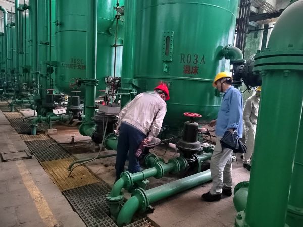 4月29日，計控電儀部部門領導、安全員、工段長帶隊冒雨對生產現場各片區進行節前安全大檢查2.jpg