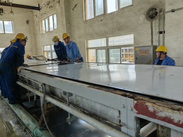 28日，合成車間、修造部人員共同搶修造粒機.jpg