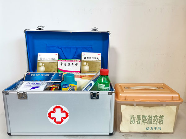 崗位上發放防暑降溫藥品.jpg