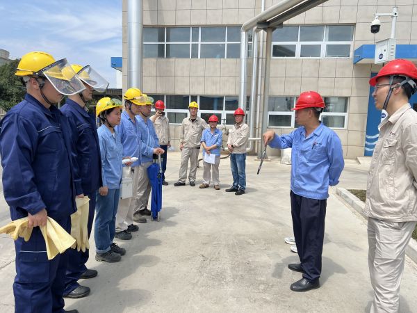 物料車間酸泄漏現場處置演練.jpg