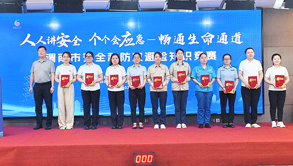 圖4--優秀個人獎頒獎  600.jpg